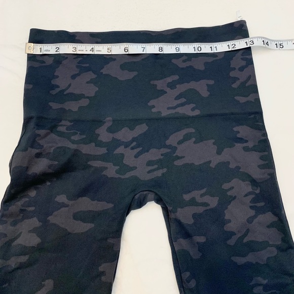 NWOT Spanx Look At Me Now Seamless Leggings in Black Camo M - Picture 8 of 10